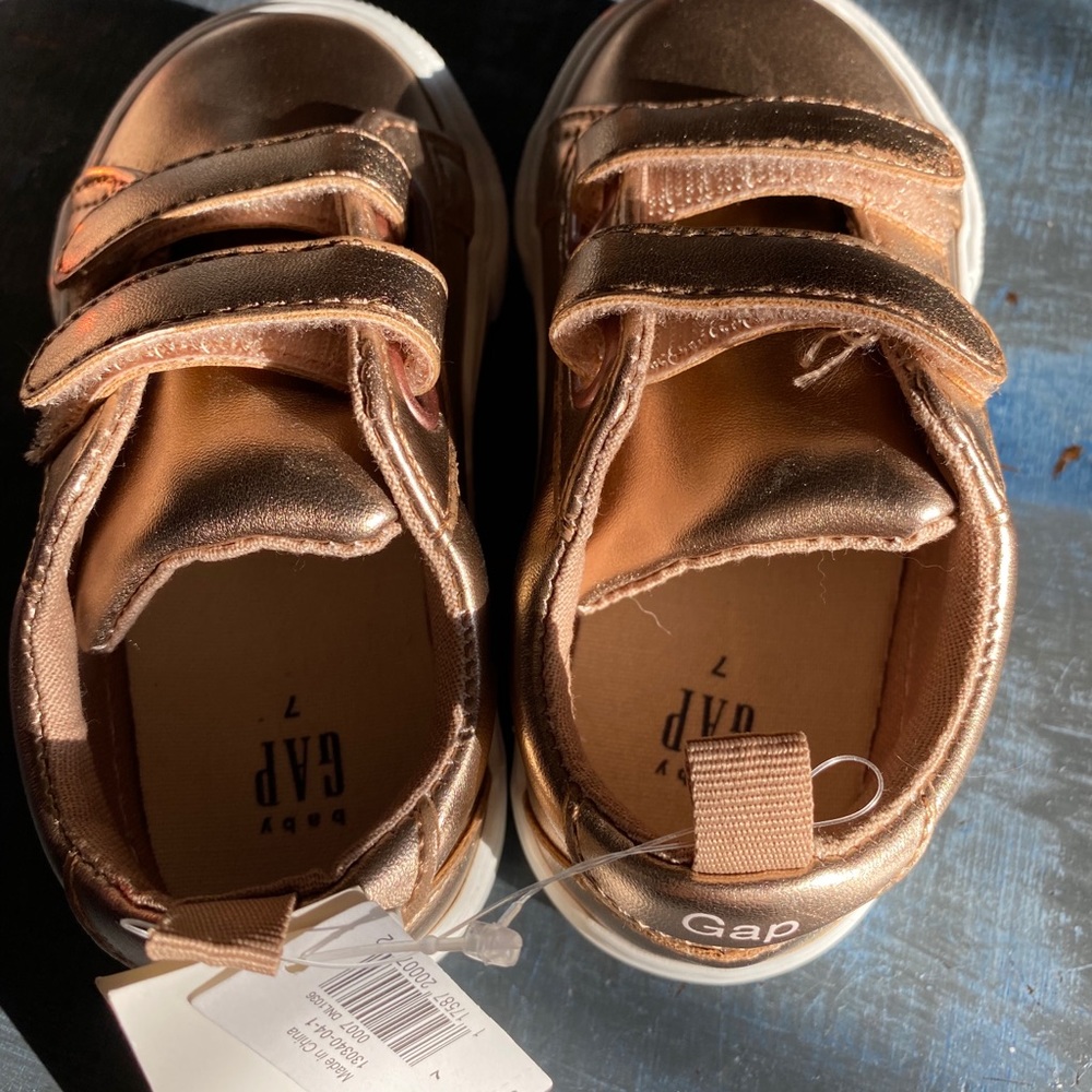 Rosegold BABY GAP 7 toddler shoes with Velcro NWT